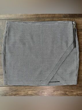 GUESS Black & White Houndstooth Mini Skirt - Women’s Small - Side Silver Zip